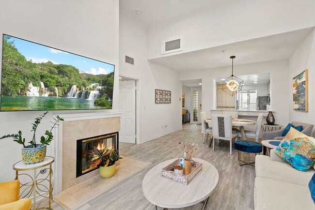 Elegant Furnished Penthouse Retreat with Treetop Views - Elegant Furnished Penthouse Retreat with Treetop Views