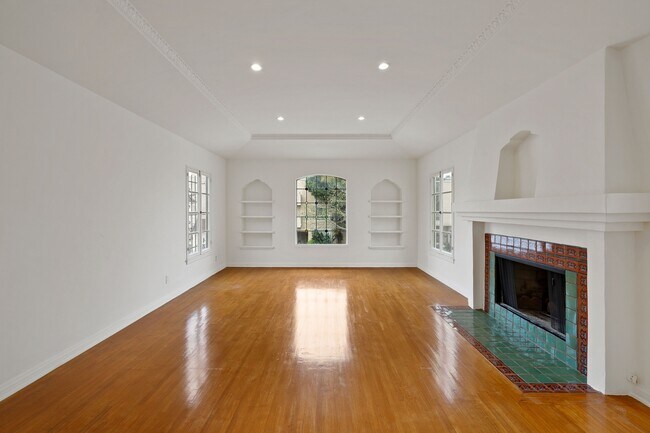 Living Room - 1017 S Sherbourne Dr