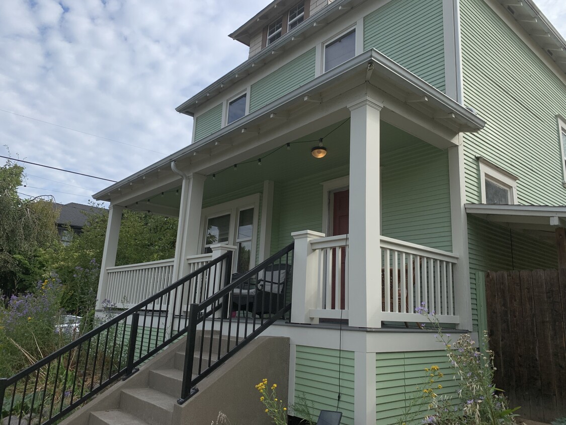 Primary Photo - 204 SE 24th Ave