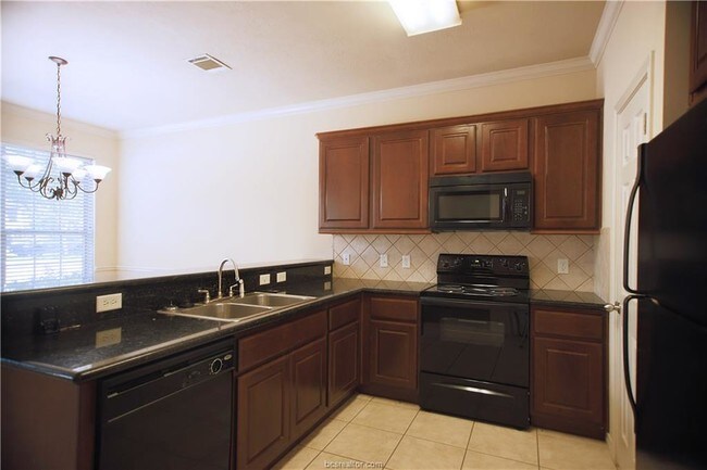 Building Photo - 260 Forest Dr