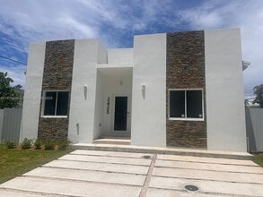 Building Photo - 2423 NW 23rd Ln