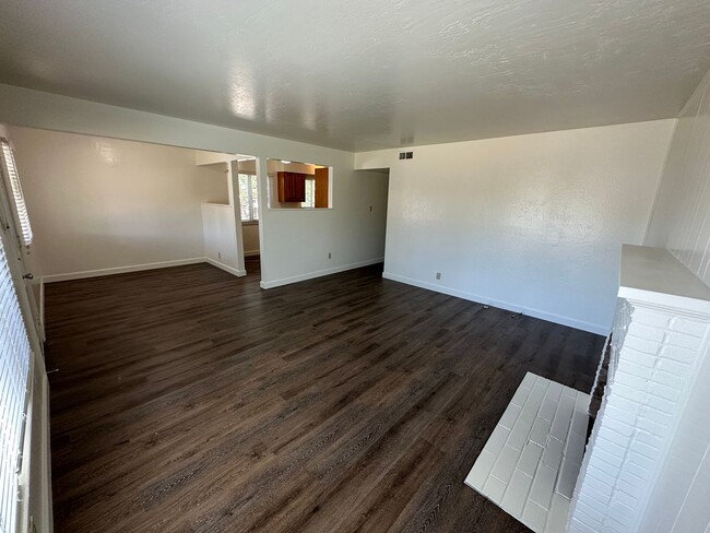 Building Photo - Cozy Home with Beautiful Backyard in Wonde...