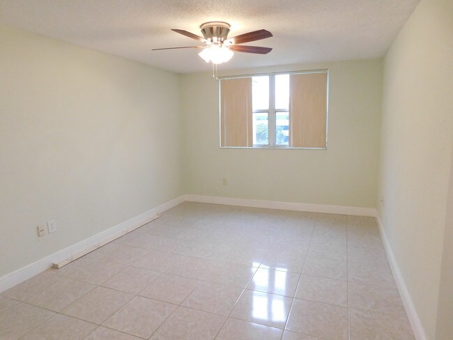 Building Photo - 8235 Lake Dr