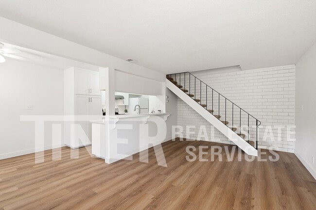 Foto del edificio - 243 Breuner Dr