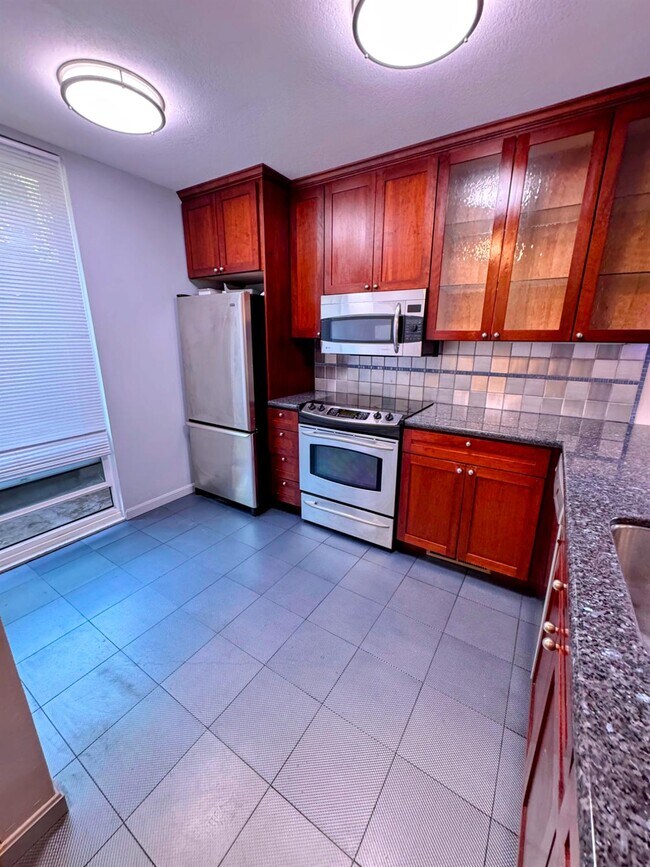 Building Photo - 2224 Woodside Ln