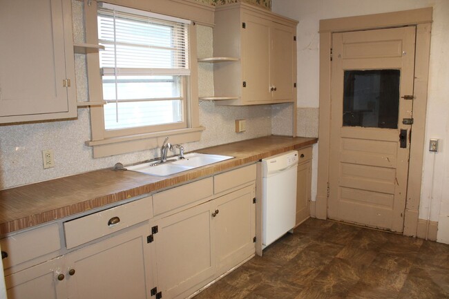 Building Photo - Pet Friendly 4 Bedroom near City Park