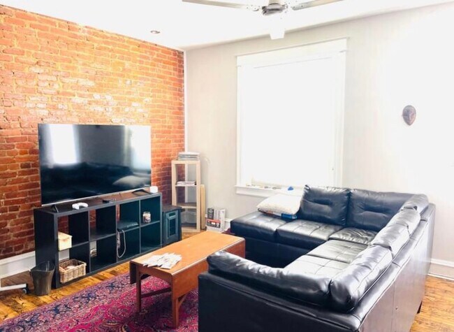 Main Living Room (1st Floor) - 2 Girard St NE