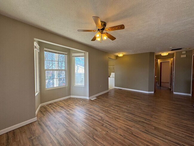 Foto del edificio - Quaint Three Bedroom Home with an Oversized Tub!