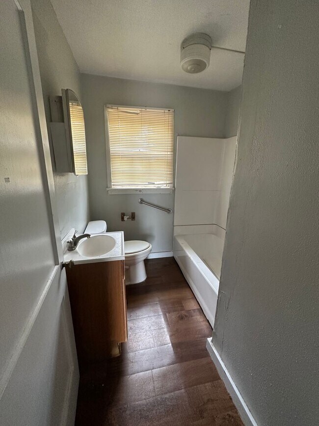 Building Photo - Cute 2 Bed, 1 Bath Home