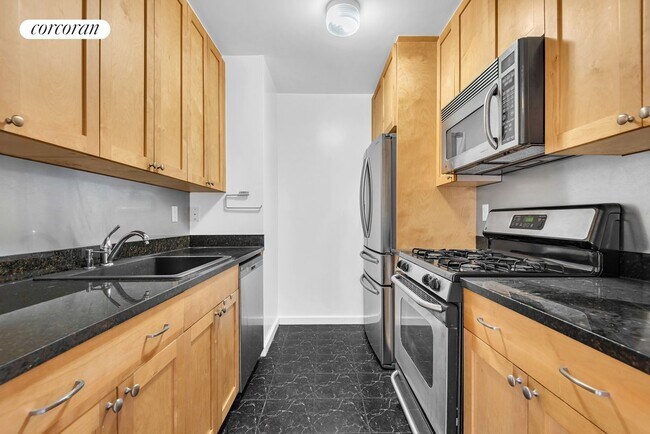Building Photo - 811 5th Ave