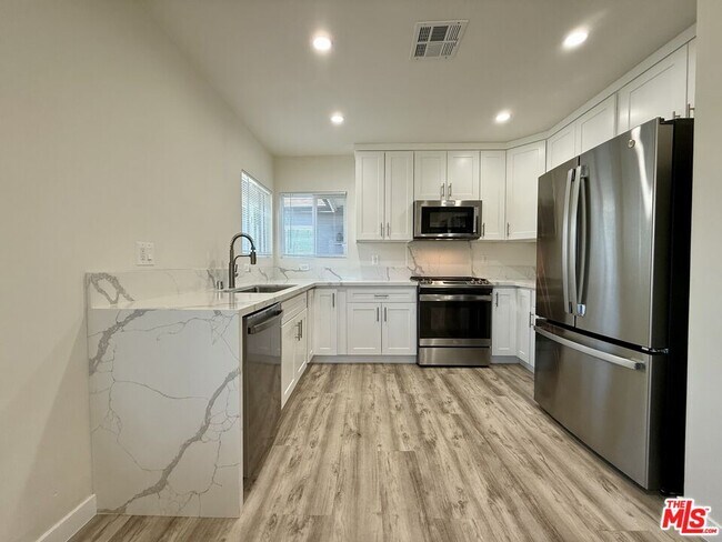 Foto del edificio - 5248 Whitsett Ave