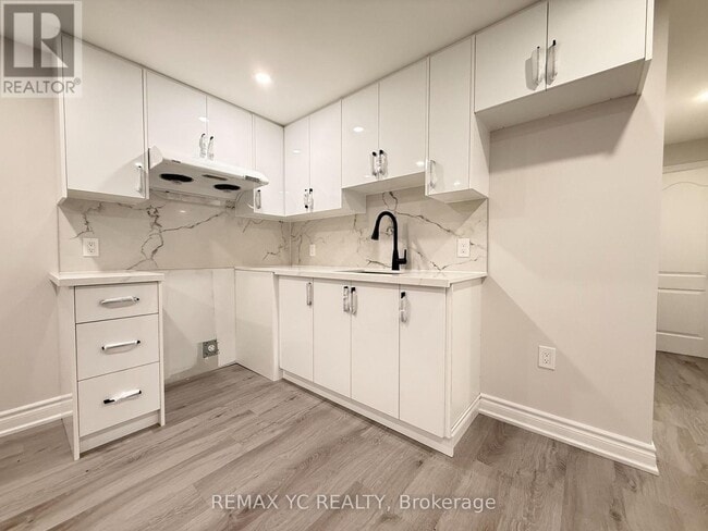 Building Photo - 402 Handley Crescent