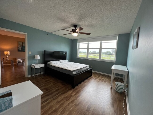 Building Photo - Beautiful 2/2 Waterview in Davie/Nova