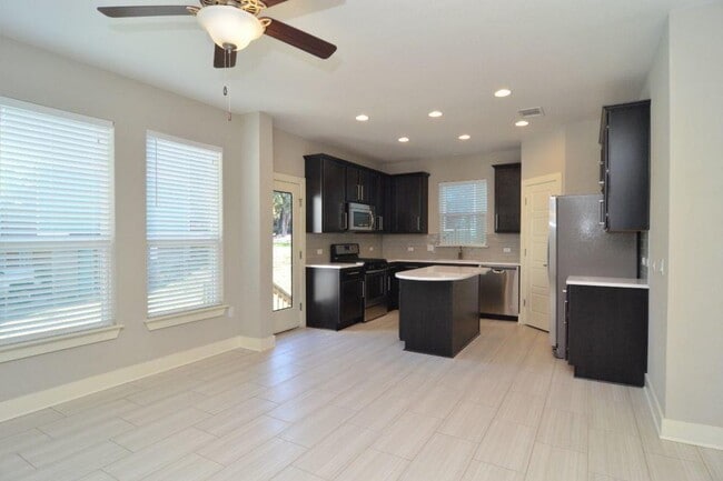 Building Photo - 2921 Bond Dr
