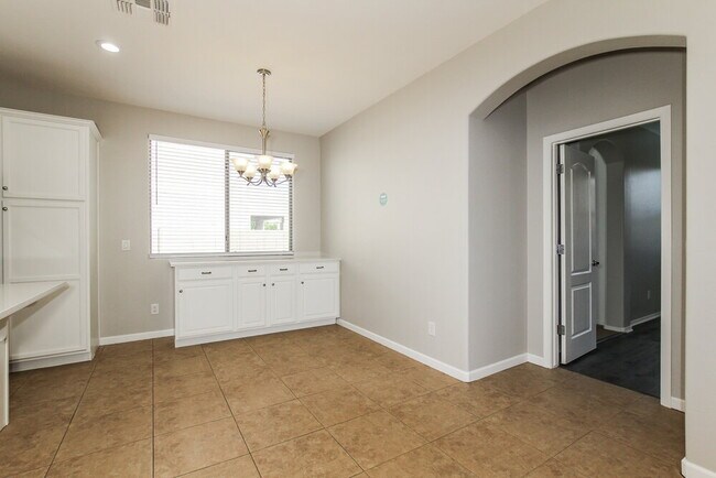 Foto del edificio - 18021 W Carol Ave
