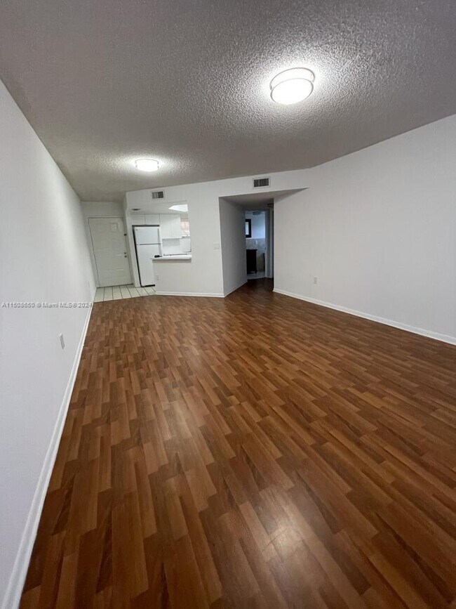Foto del edificio - 8353 Lake Dr