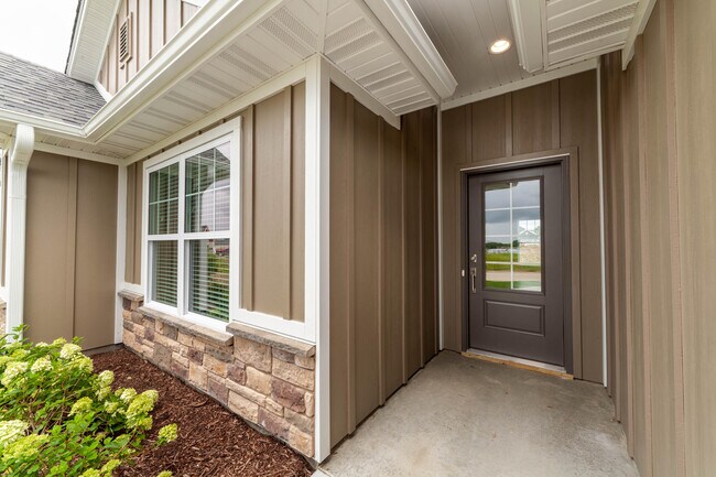 Building Photo - 4825 Kenora Dr