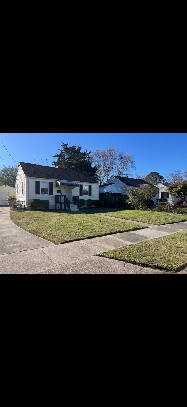 Building Photo - 317 Dune St