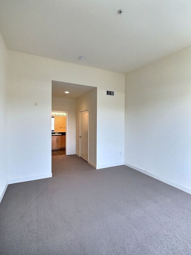 Building Photo - Top-Floor Sunset Facing 2 Bedroom Condo Fo...
