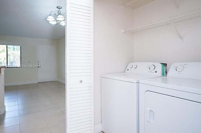 Foto del edificio - 1825 Meadows Cir W