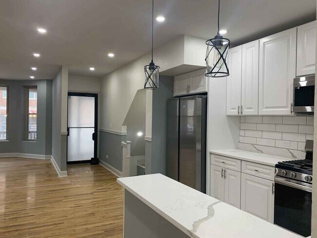 Foto del edificio - 1446 W Irving Park Rd