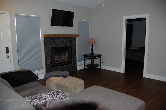 Building Photo - 602-604 Peterson St