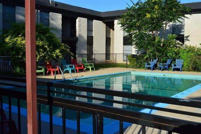 Foto del edificio - 2800 Sayles Blvd