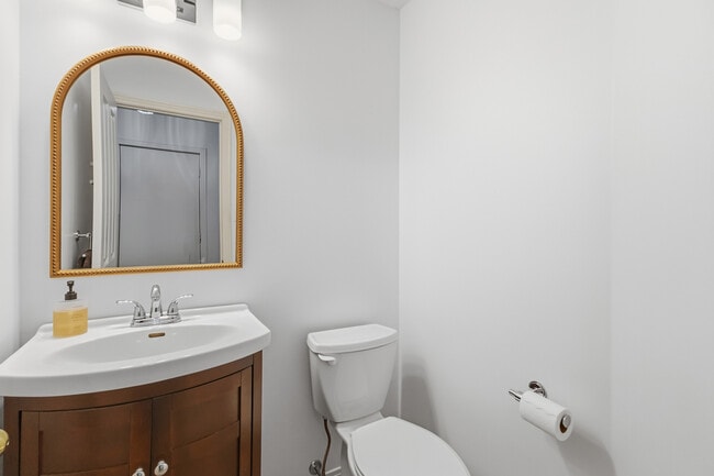 Building Photo - Gorgeous 3 Bedroom TOWNHOME in North East London!