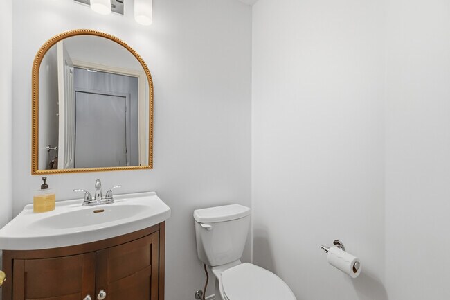 Photo du bâtiment - Gorgeous 3 Bedroom TOWNHOME in North East London!