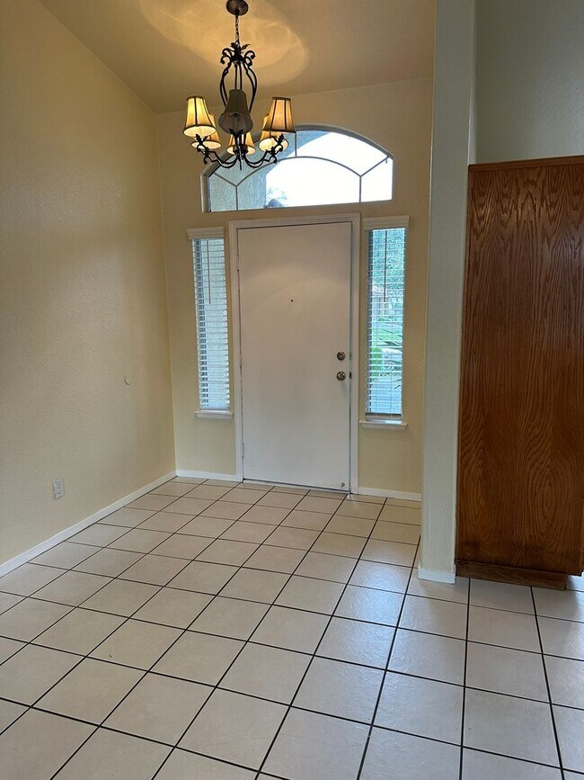 Building Photo - 3/2 Granville in NW Fresno. 3 car garage a...