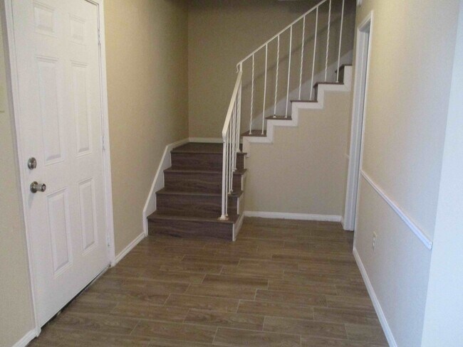 Foto del edificio - 5506 Deep Forest Dr