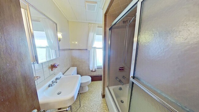 Foto del edificio - 2 Bedroom Duplex with Basement and Storage