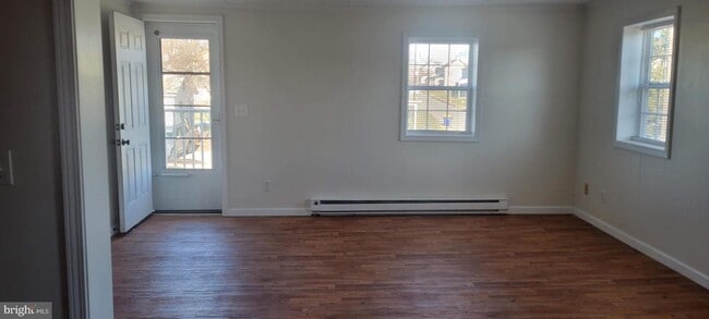 Building Photo - 188 Maple St