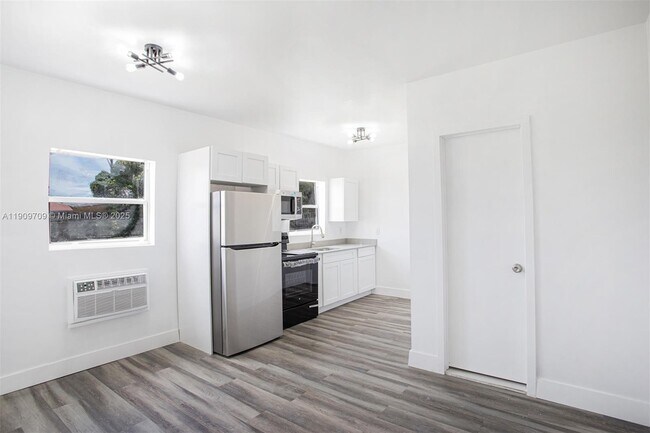 Foto del edificio - 2424 NW 7th Ct