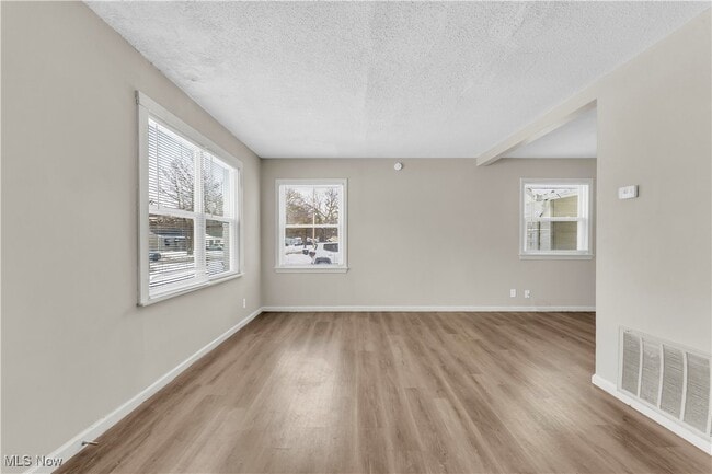 Foto del edificio - 2016 N Green Rd