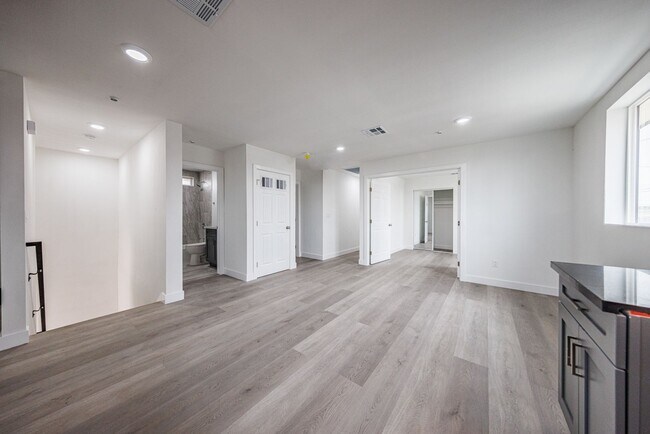 Foto del edificio - 1617 W 55th St