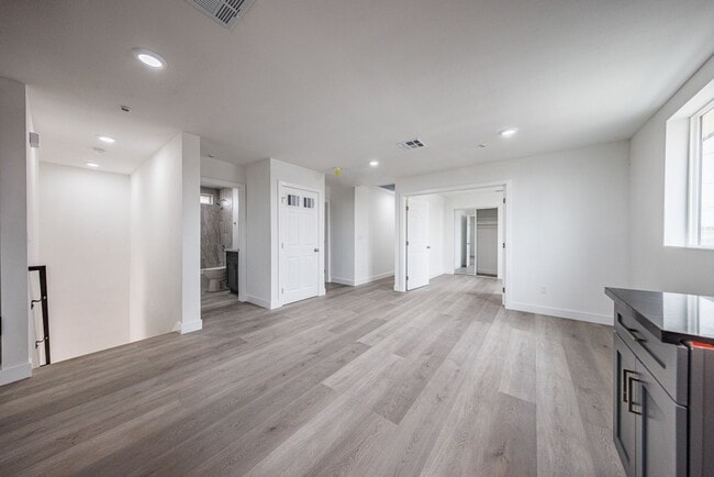 Photo - 1617 W 55th St (Los Angeles, CA) Apartment