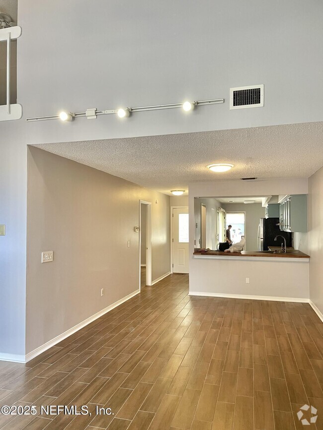 Building Photo - 1185 W Romaine Cir