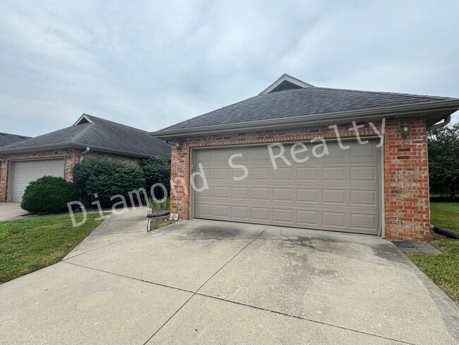 Building Photo - Spacious and Unique Patio Home Available!