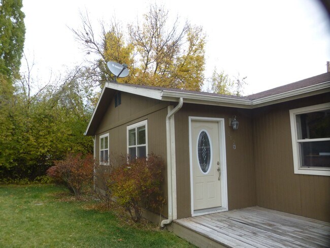 Building Photo - 2 Bed 1 Bath Duplex in Town