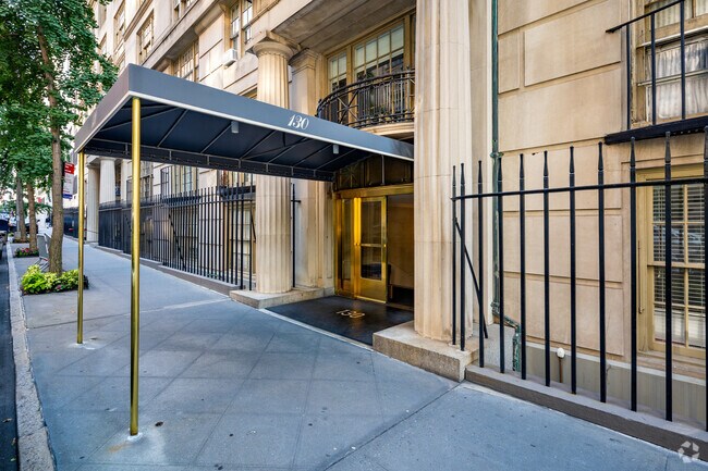 Building Photo - 130 E 67th St