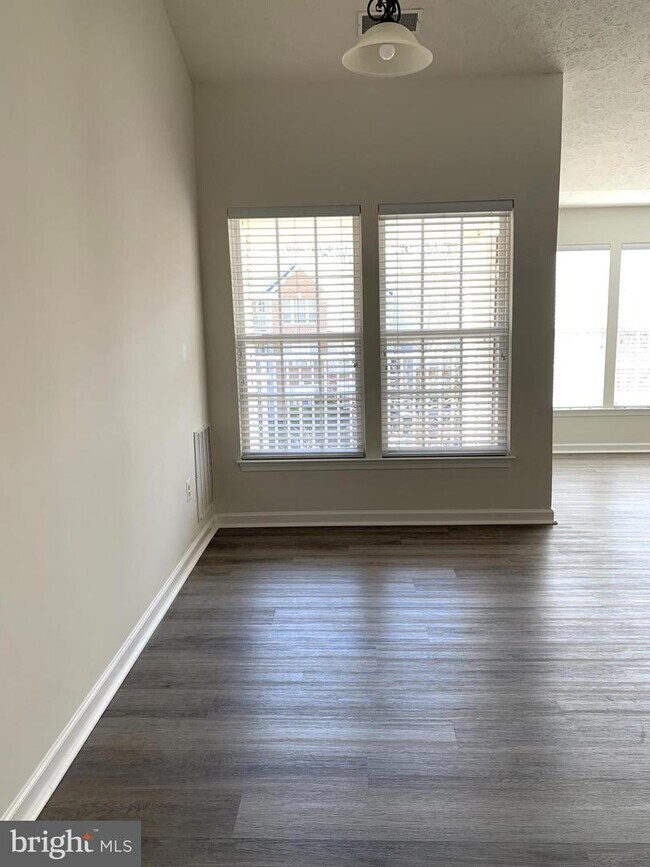 Foto del edificio - 5027 Marchwood Ct