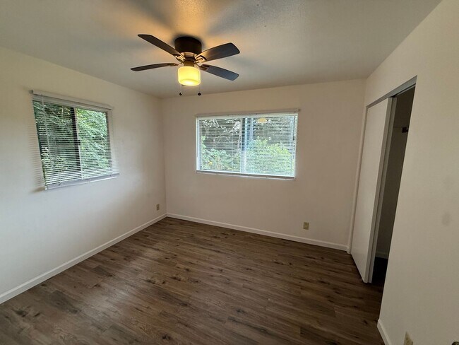 Foto del edificio - 3 Bedroom, 2.5 Bath House with 2-Car Carport