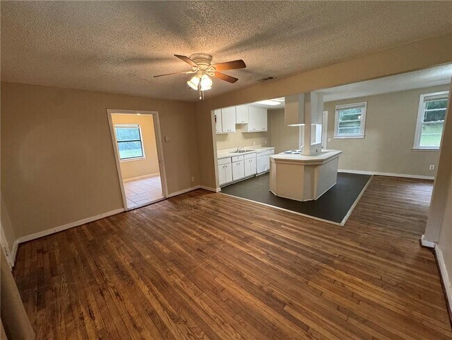 Foto del edificio - 4670 Rosewood Dr