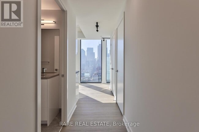 Building Photo - 284 King St E