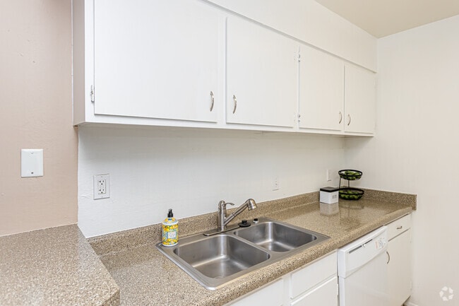 1BR, 1BA - 740SF - Bienville Towers