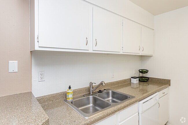 1BR, 1BA - 740SF - Bienville Towers