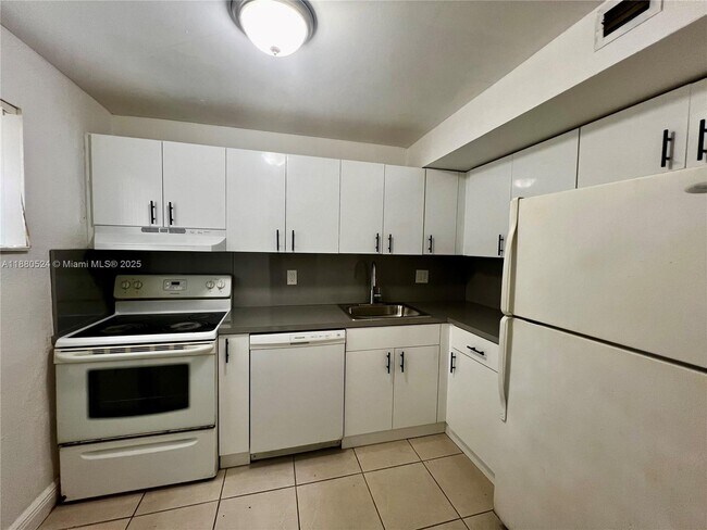 Foto del edificio - 4235 N University Dr