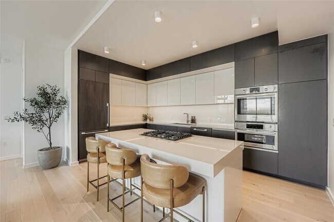 Foto del edificio - 313 W 17th St