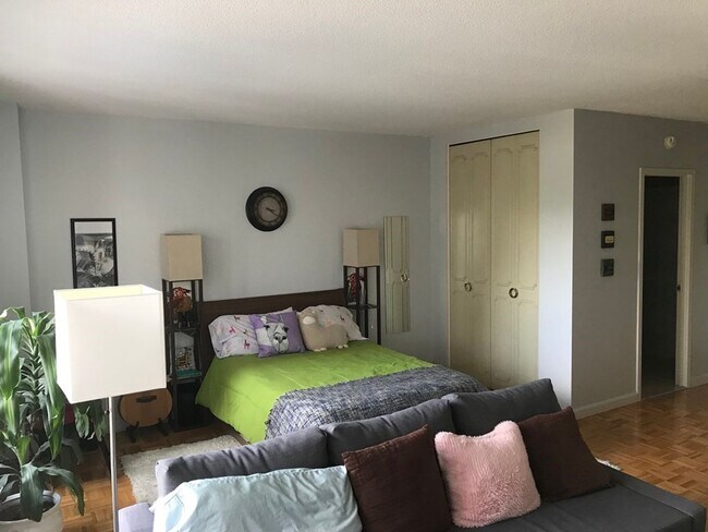 Foto del edificio - Bright and Spacious Brookline Studio